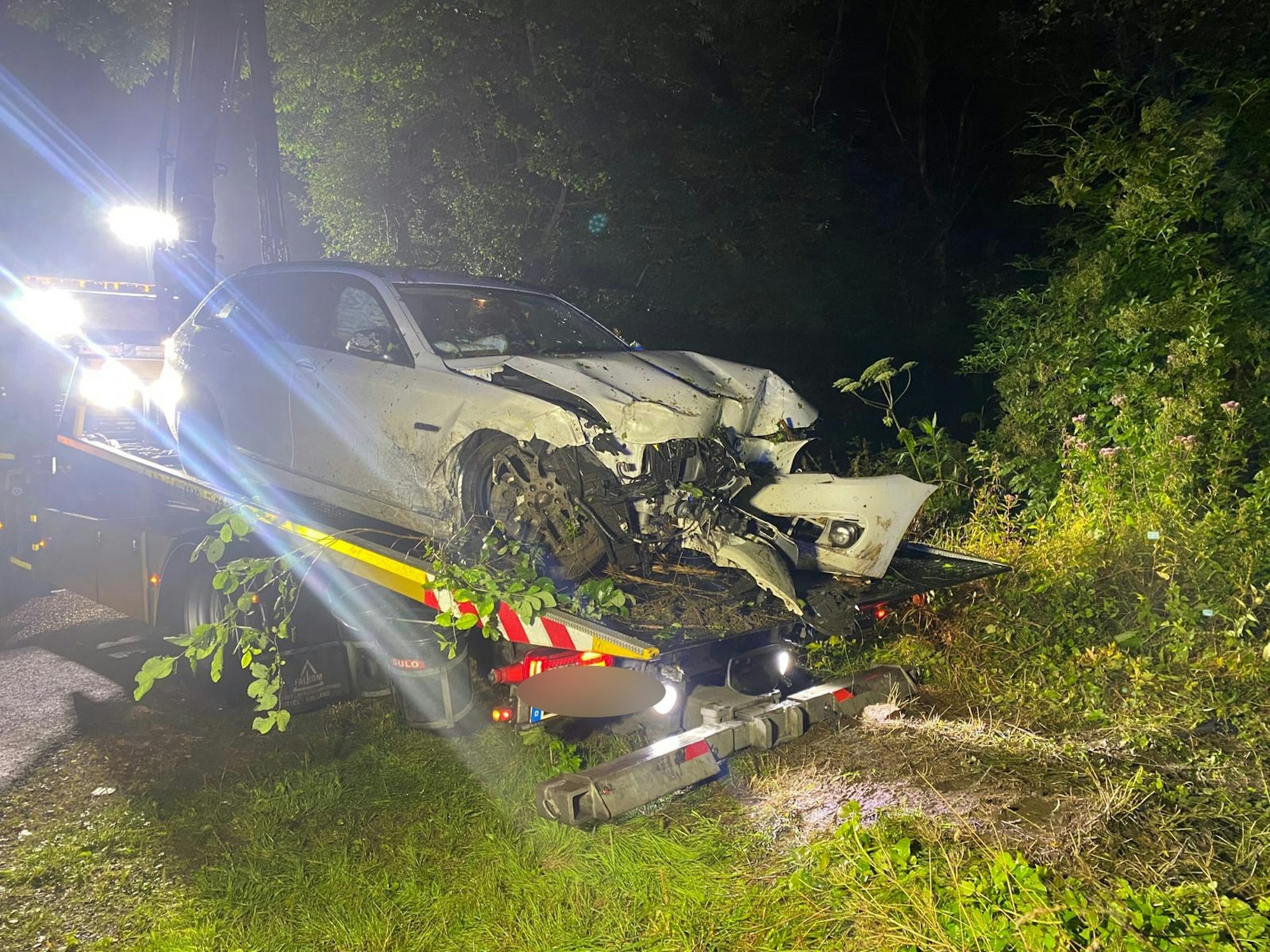 Am Dienstagabend (3. August) wurde die Feuerwehr Sprockhövel zu einer Unfallstelle gerufen, weil ein PKW von der Fahrbahn abkam und beschädigt wurde.