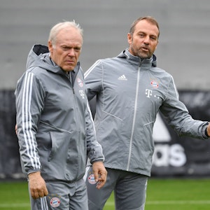 Hansi Flick und Hermann Gerland auf dem Trainingsplatz