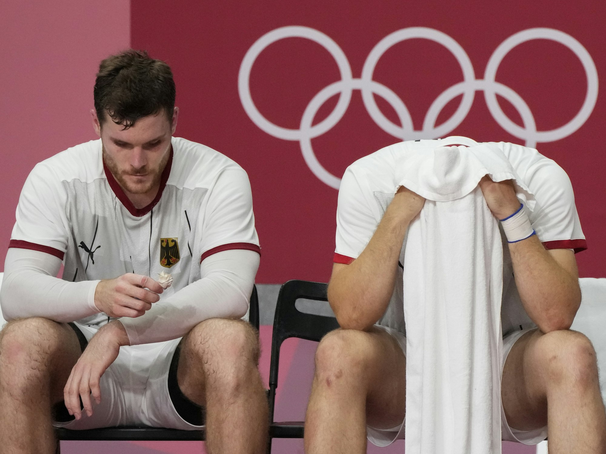 Deutschlands Handballer Johannes Golla (l) und Paul Drux reagieren nach der Niederlage enttäuscht.