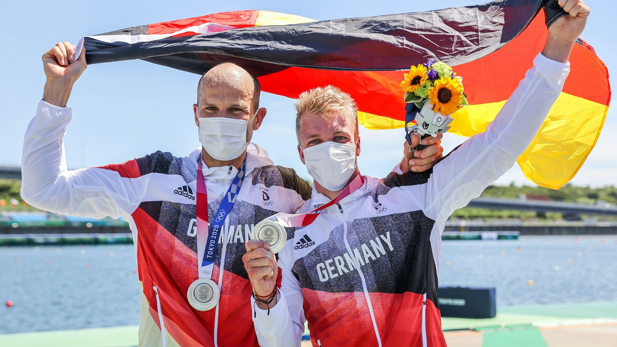 Kajak-Rennsportler Max Hoff und Jacob Schopf posieren nach der Siegerehrung bei den Olympischen Spielen mit ihrer Silbermedaille im Kajak-Zweier.
