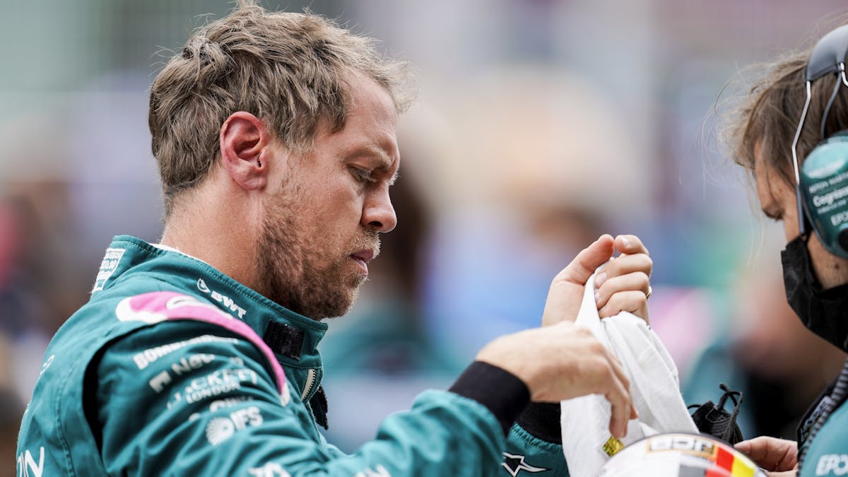Motorsport: Formel-1-Weltmeisterschaft, Großer Preis von Spanien. Der deutsche Fahrer Sebastian&nbsp;Vettel vom Team Aston Martin bereitet sich vor dem Start auf das Rennen vor.