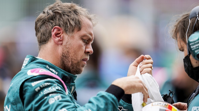 Motorsport: Formel-1-Weltmeisterschaft, Großer Preis von Spanien. Der deutsche Fahrer Sebastian Vettel vom Team Aston Martin bereitet sich vor dem Start auf das Rennen vor.