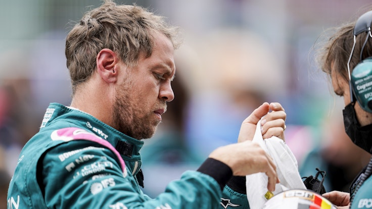 Motorsport: Formel-1-Weltmeisterschaft, Großer Preis von Spanien. Der deutsche Fahrer Sebastian Vettel vom Team Aston Martin bereitet sich vor dem Start auf das Rennen vor.
