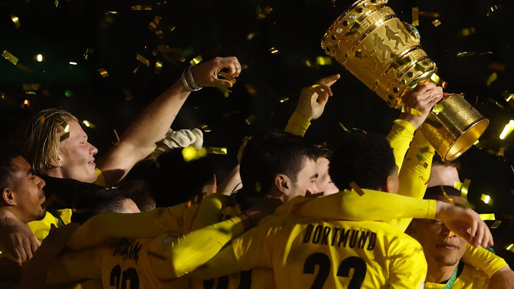 Dortmunds Spieler feiern ihren Sieg mit dem DFB-Pokal.