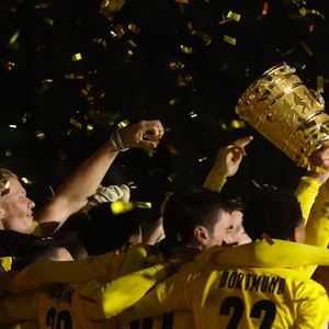 Dortmunds Spieler feiern ihren Sieg mit dem DFB-Pokal.