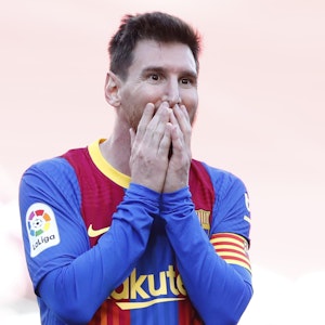 Barcelonas Lionel Messi reagiert auf eine verpasste Torchance.