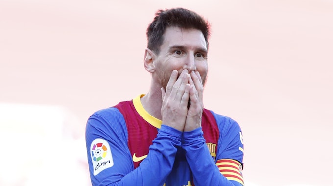 Barcelonas Lionel Messi reagiert auf eine verpasste Torchance.