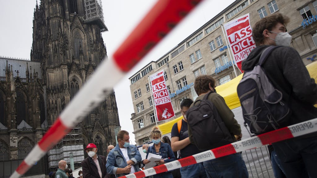 Menschen stehen Schlange bei einer Corona-Impfaktion der Stadt Köln vor dem Hauptbahnhof und Kölner Dom.&nbsp;