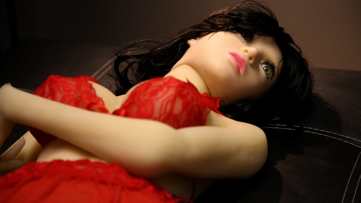 Eine weibliche Sexpuppe liegt in einem Zimmer des Sexpuppenbordells Unique Dolls.