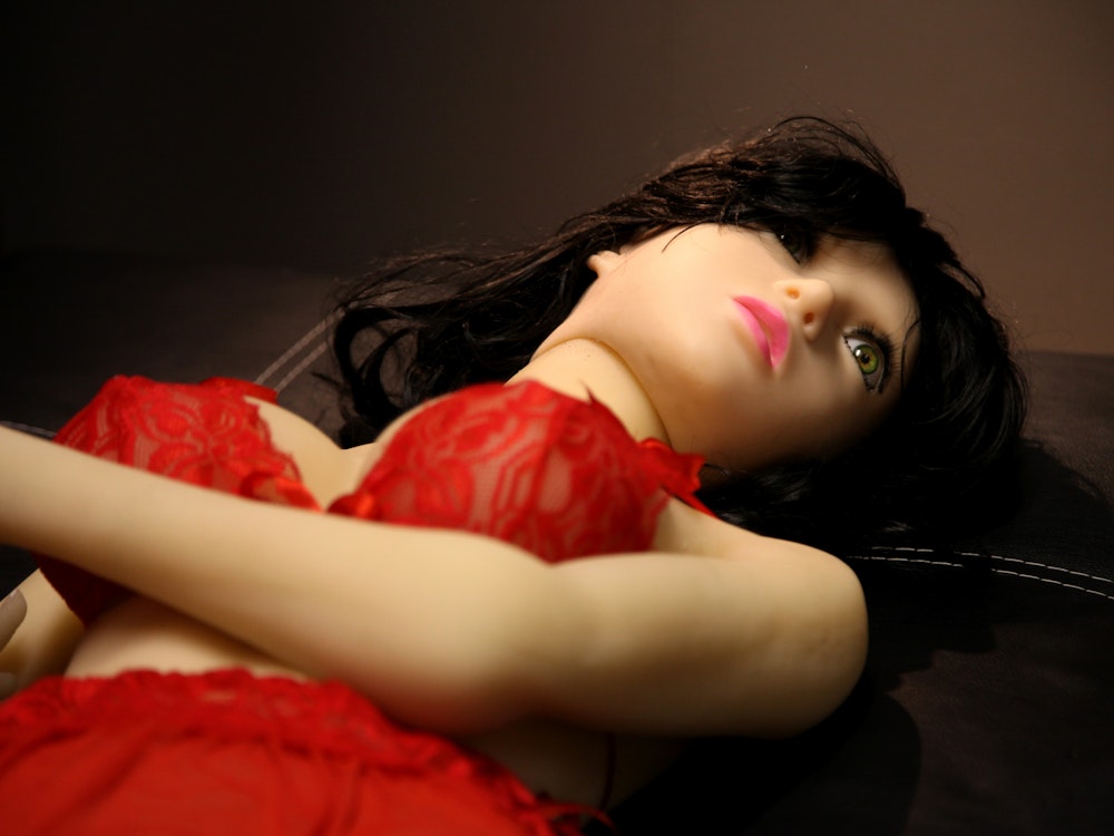 Eine weibliche Sexpuppe liegt in einem Zimmer des Sexpuppenbordells Unique Dolls.