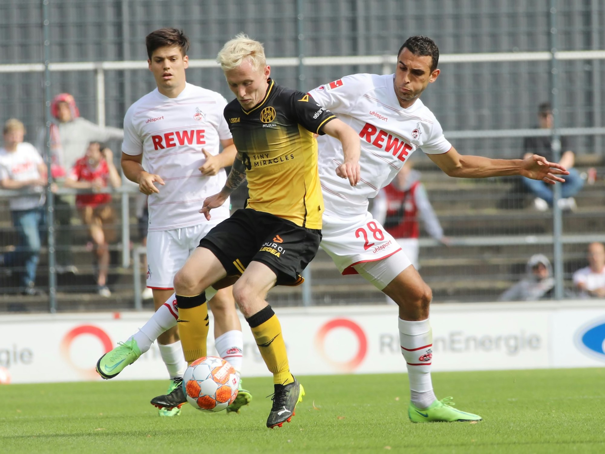Ellyes Skhiri und Jorge Meré spielen mit dem 1. FC Köln gegen Roda JC Kerkrade.