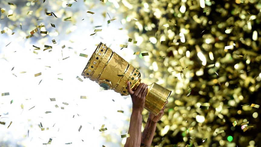 Der DFB-Pokal, auf diesem Symbolfoto am 30. Mai 2015 im Berliner Olympiastadion zu sehen. Der Pokal wird in die Höhe gehoben.