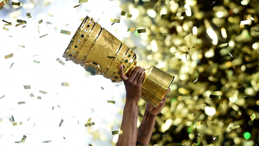 Der DFB-Pokal, hier zu sehen am 30. Mai 2015 im Olympiastadion in Berlin.