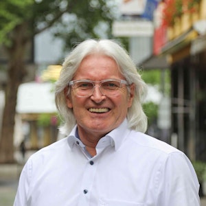 Label-Chef Jürgen Hoppe vor dem Brauhaus Sion in der Kölner Altstadt.