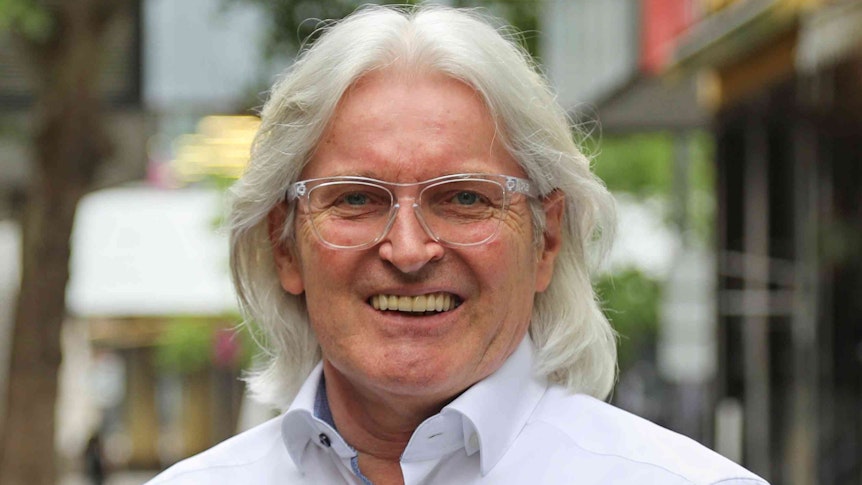Label-Chef Jürgen Hoppe steht im Juli 2020 vor dem Brauhaus Sion in der Kölner Altstadt.