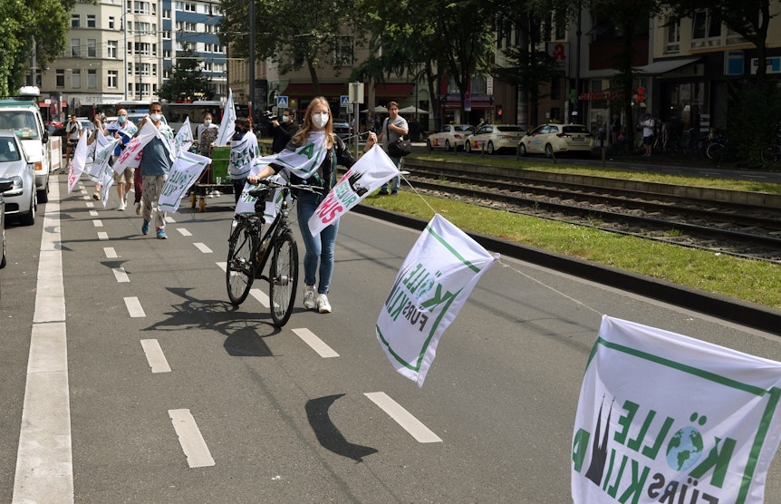 „Kölle fürs Klima“-Flaggen bei Demo in Köln.
