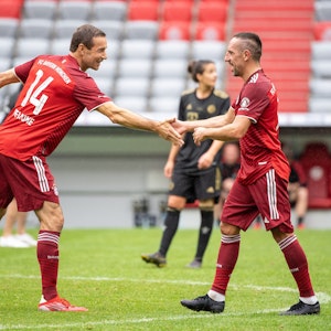 In der Münchner Allianz-Arena schlagen sich Torschütze Kai Pflaume und Ex-Bayern-Profi Franck Ribéry ab.