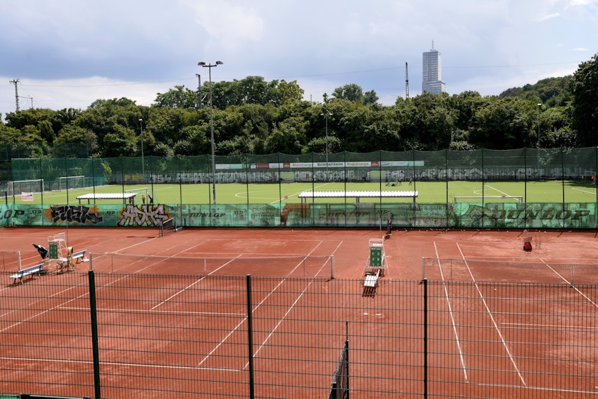 Der Kunstrasenplatz und die Tennisplätze am Kölner Olympiastadion.