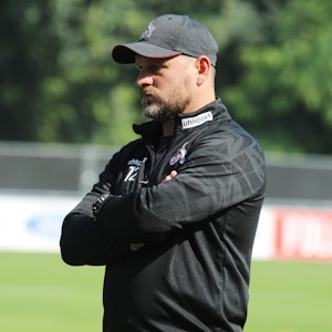 Trainer Steffen Baumgart (1. FC Köln) beim Training mit seiner Mannschaft.