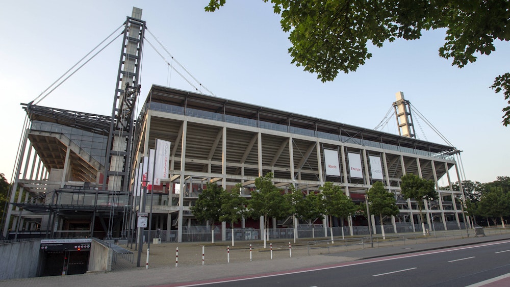 Das Rhein-Energie-Stadion von draußen.