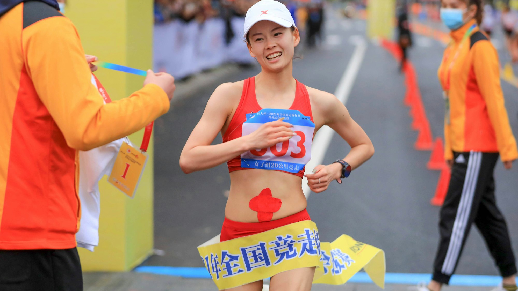 Jiayu Yang überquert bei ihrem Weltrekord im Gehen die Ziellinie.