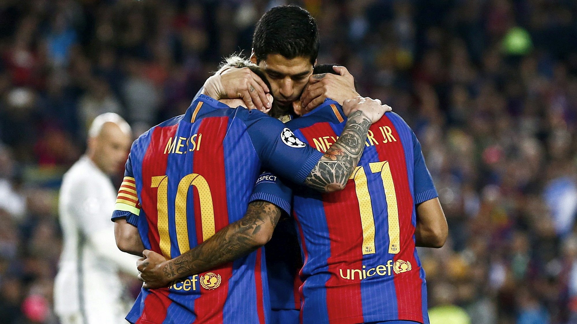 Lionel Messi, Luis Suárez und Neymar umarmen sich beim Torjubel für den FC Barcelona.