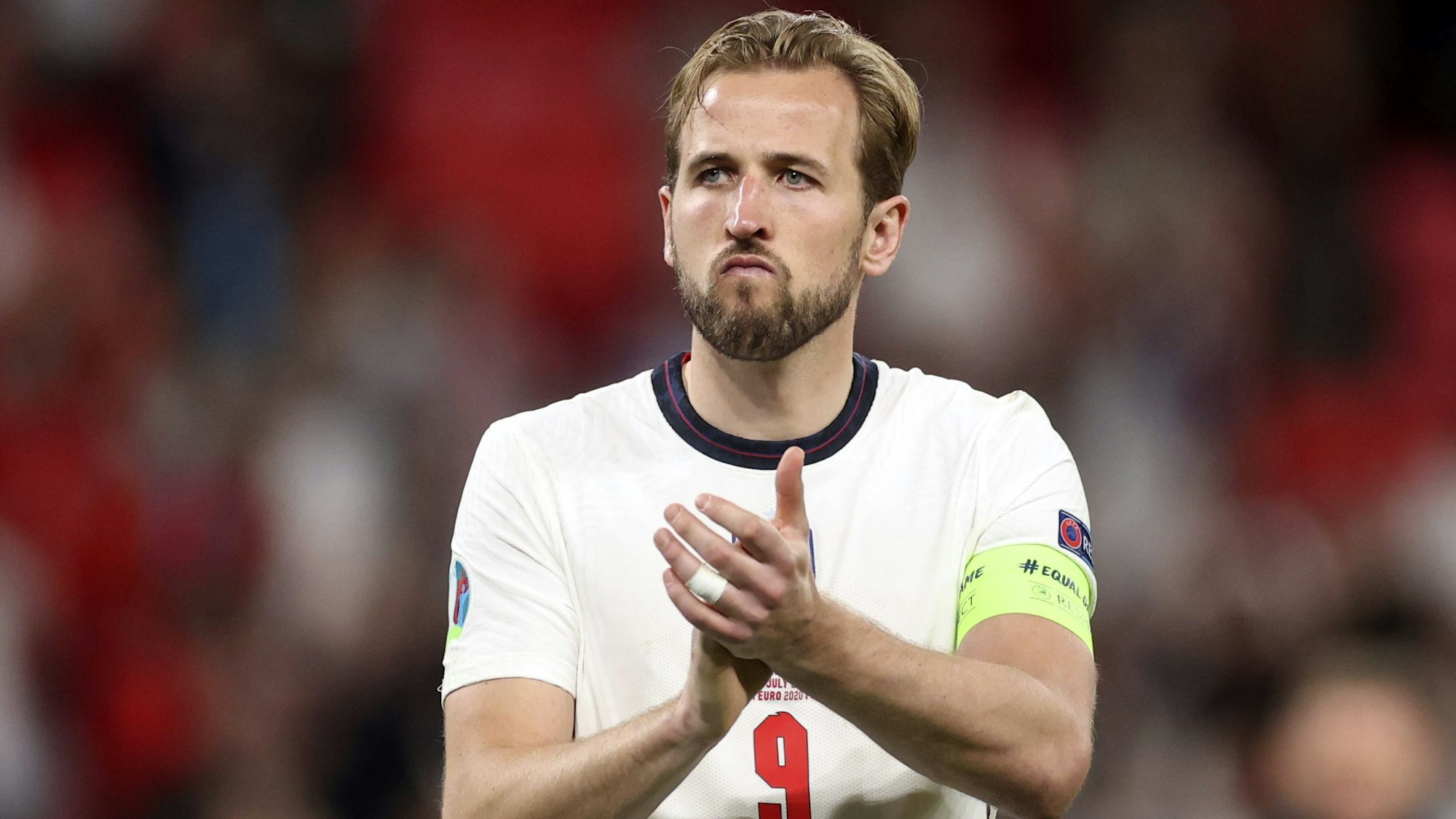 Harry Kane applaudiert den Fans nach Englands verlorenem EM-Finale gegen Italien.