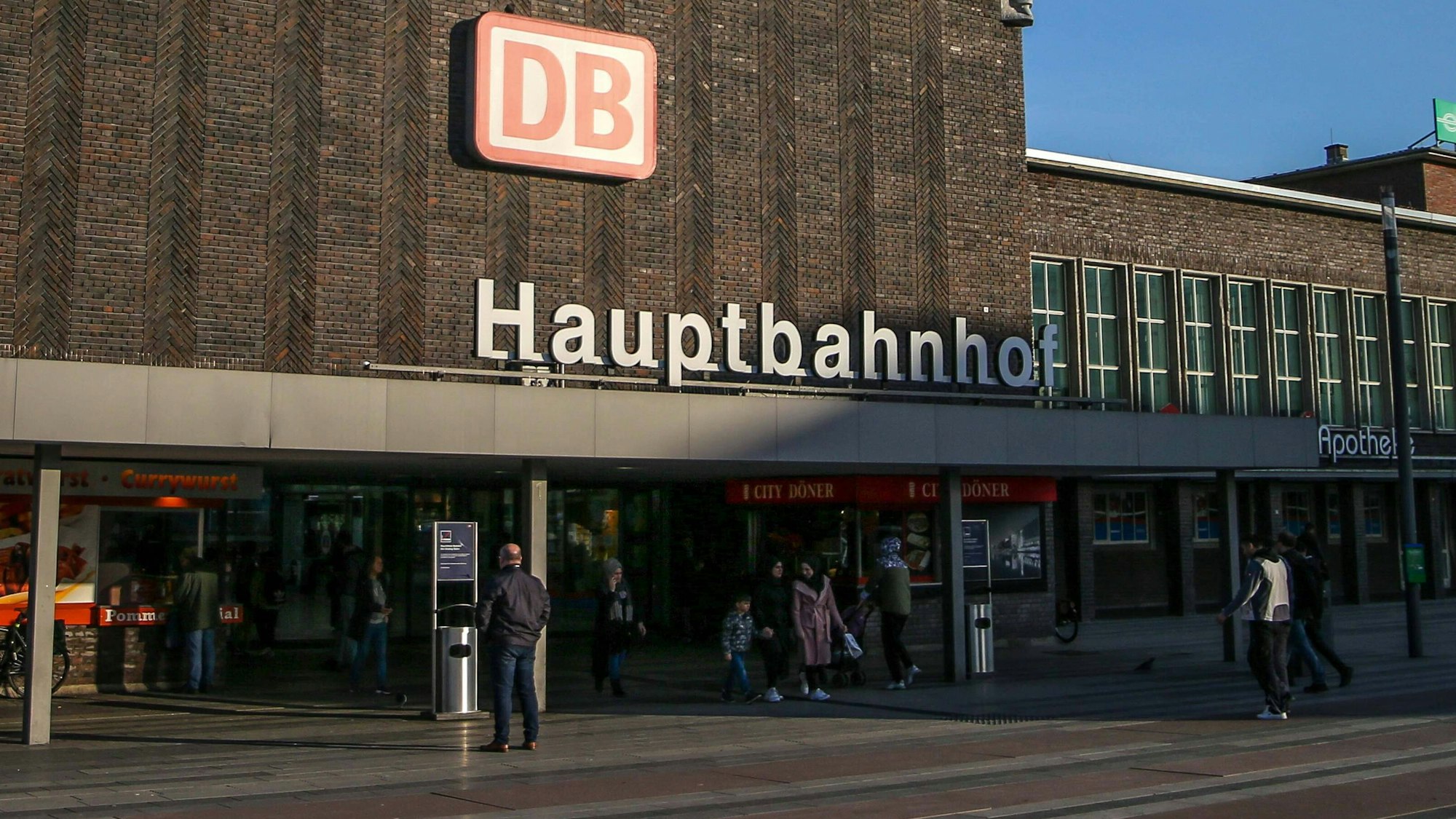 Ein Mitarbeiter der DB überraschte kürzlich mit einer humorvollen Durchsage über den Duisburger Hauptbahnhof.