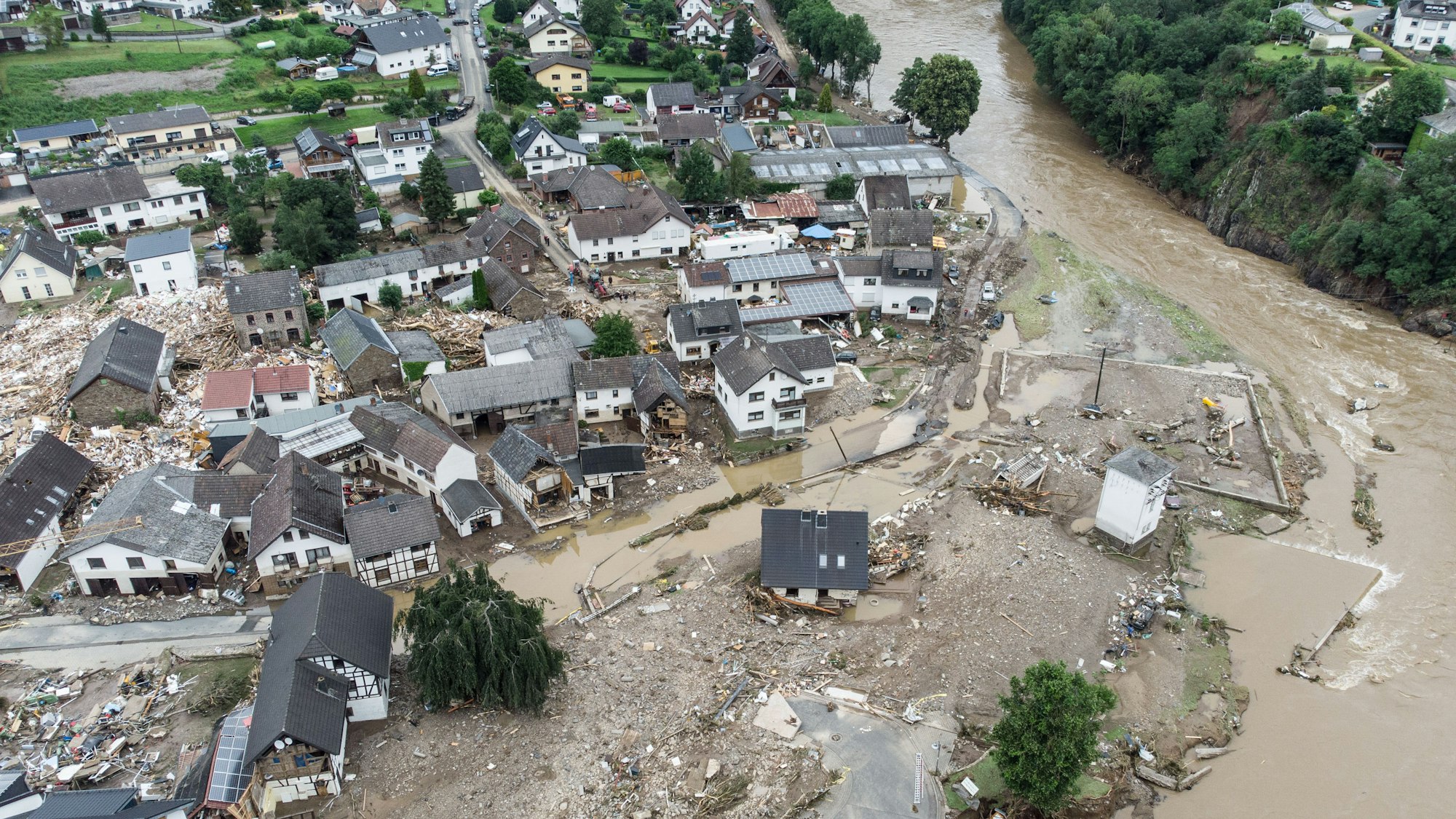 Weitgehend zerstört und überflutet ist das Dorf Schuld im Kreis Ahrweiler nach dem Unwetter mit Hochwasser. Jetzt wird gegen LandratJürgen Pföhler ermittelt.