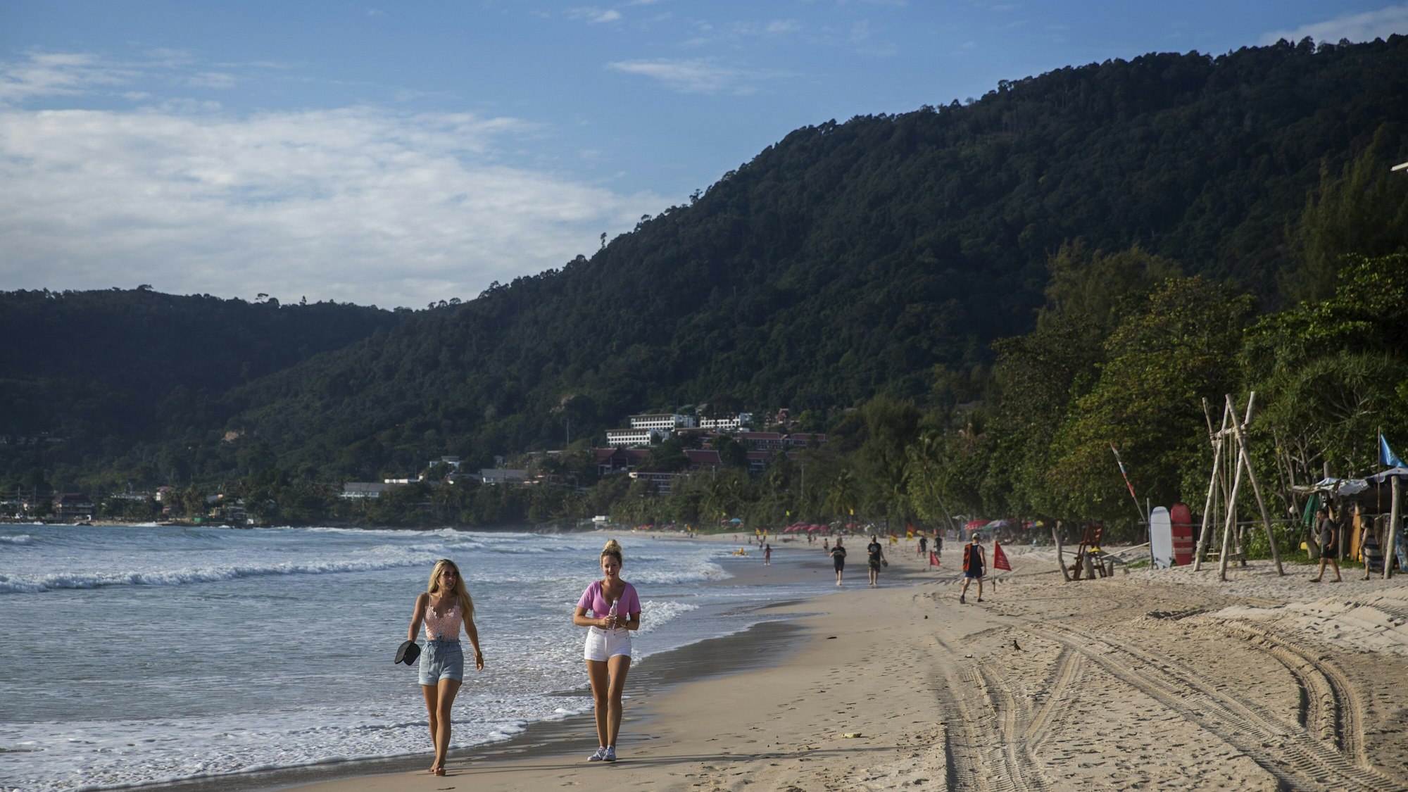Zwei Touristinnen gehen am Sandstrand von Phuket spazieren. Eine Frau aus der Schweiz wurde vergewaltigt und getötet.