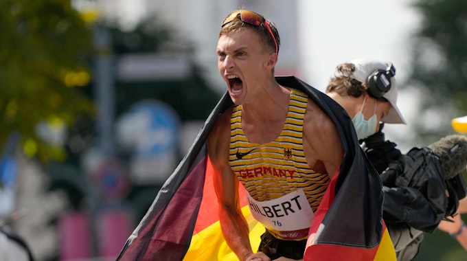 Olympia, 50 km Gehen, Männer: Jonathan Hilbert aus Deutschland kommt als Zweiter ins Ziel und jubelt über Silber.