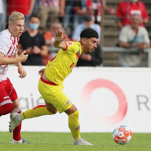 Dimitrios Limnios im Testspiel des 1. FC Köln gegen Fortuna Köln am Ball
