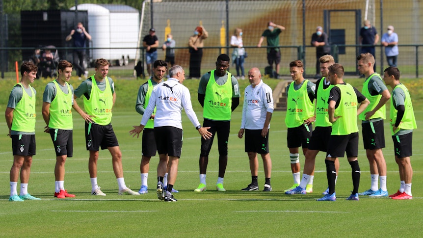 Trainer Adi Hütter spricht im Training am 4. August 2021 auf dem Trainingsplatz im Borussia-Park mit einer kleinen Gruppe Gladbachspielern.