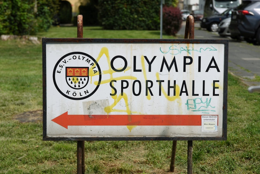 Ein Hinweisschild zur Olympia-Sporthalle in Köln-Nippes.