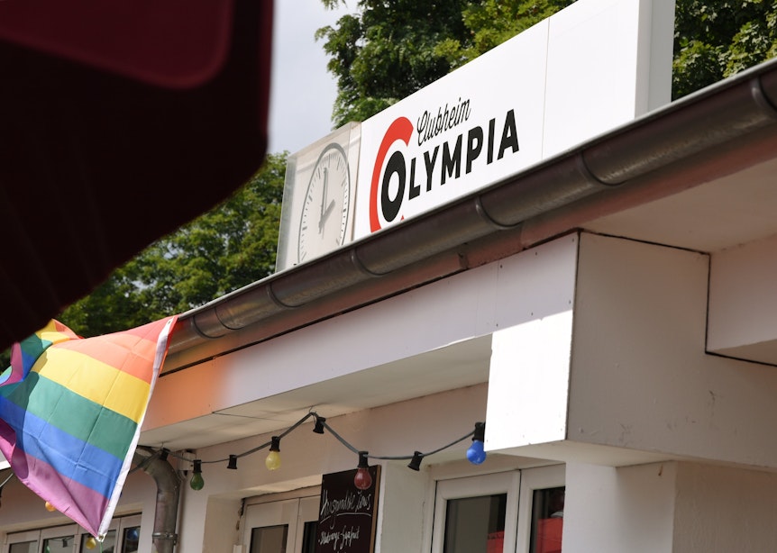 Eine Regenbogenfahne am Clubhaus Olympia am Kölner Olympiastadion.