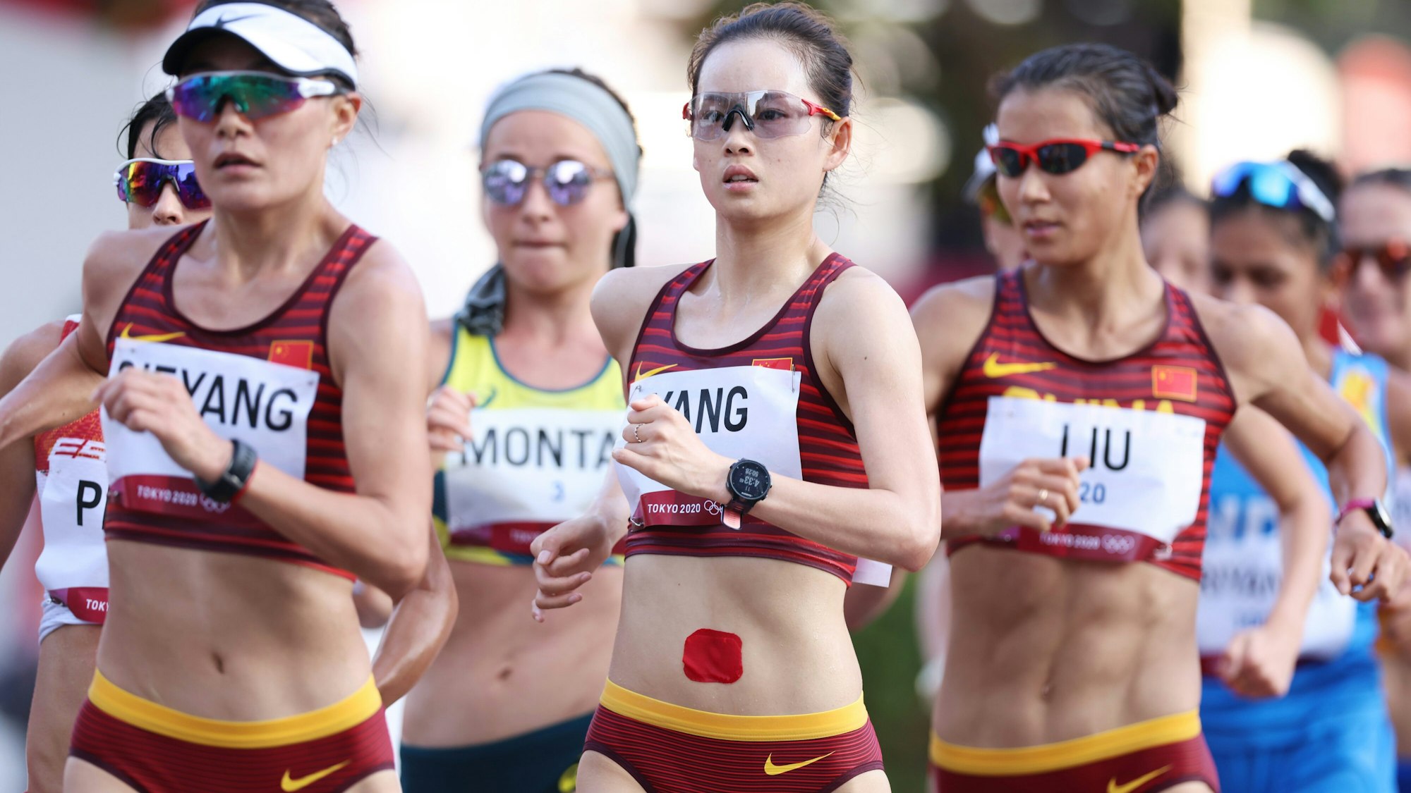 GeherinJiayu Yang hat im Wettkampf der Geherinnen über 20 Kilometer bei Olympia ihren Bauchnabel mit Tape abgeklebt.