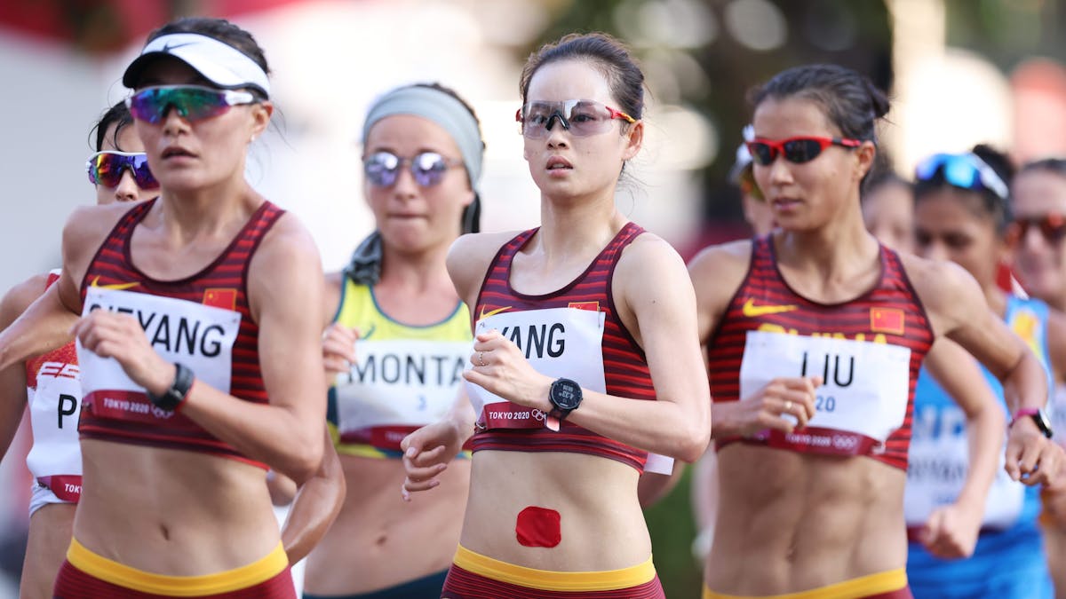 Geherin&nbsp;Jiayu Yang hat im Wettkampf der Geherinnen über 20 Kilometer bei Olympia ihren Bauchnabel mit Tape abgeklebt.