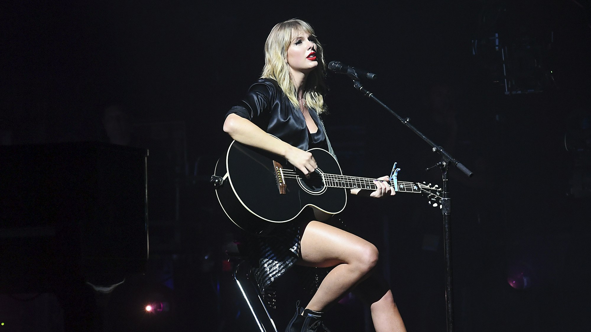 Taylor Swift auf der Bühne bei einem Konzert in Paris im Jahr 2019.