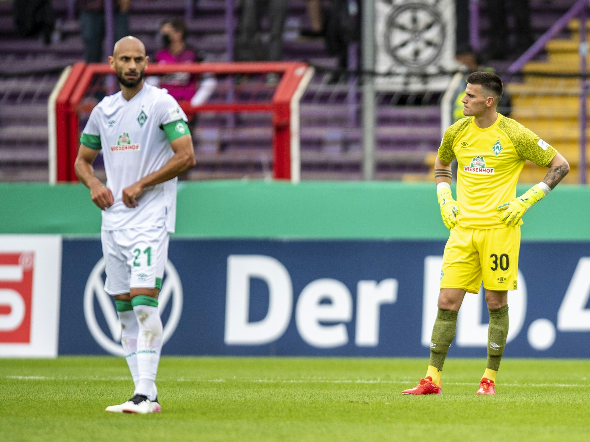 Bremens Ömer Toprak und Torwart Michael Zetterer reagieren nach dem Gegentor im DFB-Pokal gegen den VfL Osnabrück.