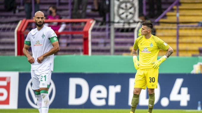 Bremens Ömer Toprak und Torwart Michael Zetterer reagieren nach dem Gegentor im DFB-Pokal gegen den VfL Osnabrück.