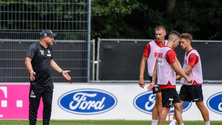 Steffen Baumgart spricht im Training beim 1. FC Köln mit seinen Spielern.