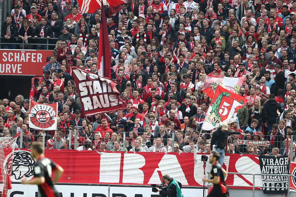 Fans auf der vollbesetzten Südtribüne im Rhein-Energie-Stadion in Köln.