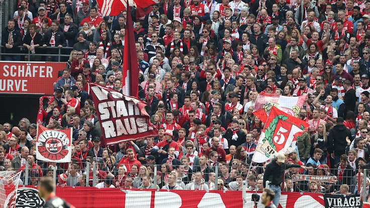 Fans auf der vollbesetzten Südtribüne im Rhein-Energie-Stadion in Köln.