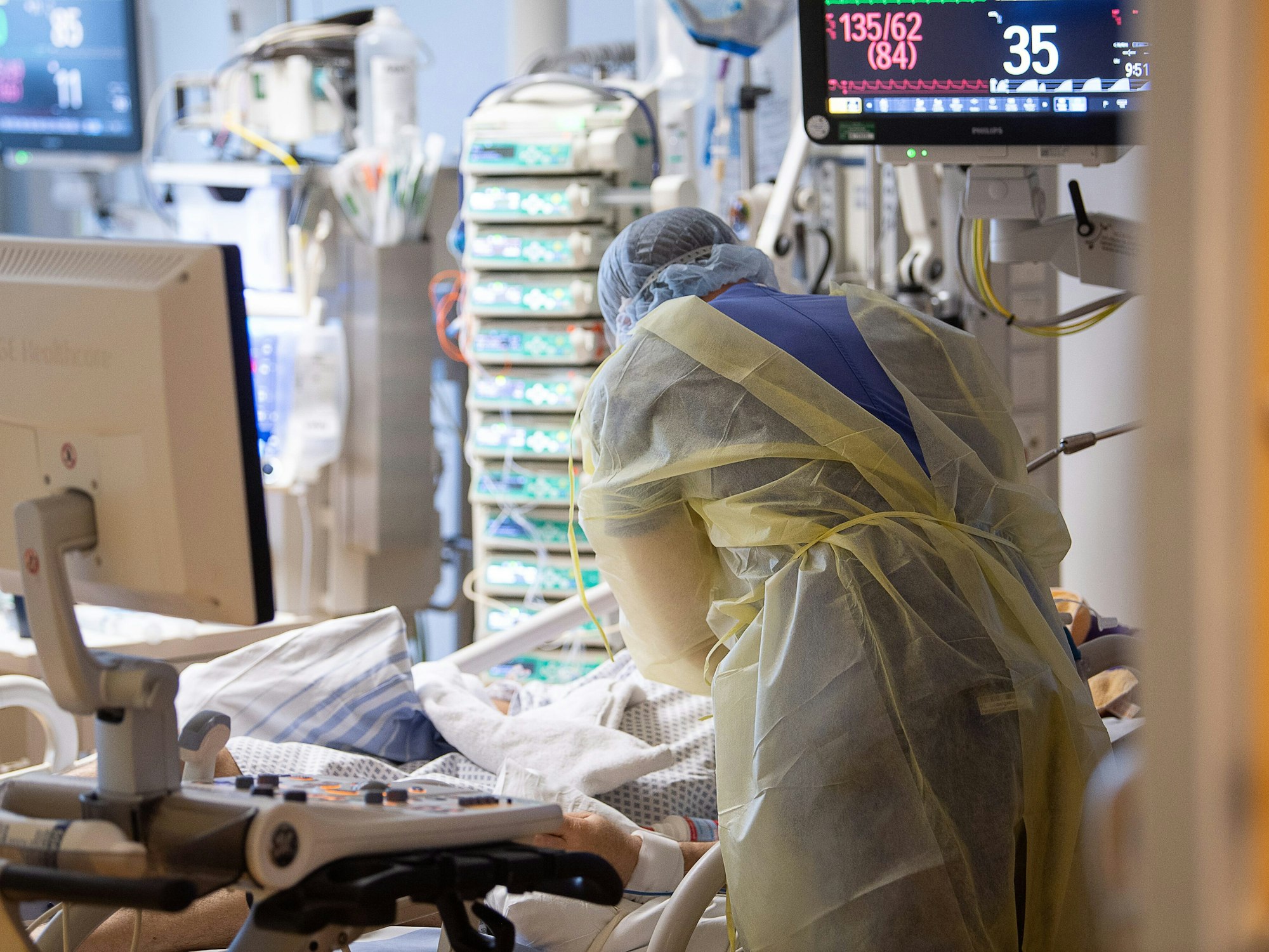 Ein Intensivpfleger im Januar 2021 auf einer Intensivstation des RKH Klinikum Ludwigsburg.