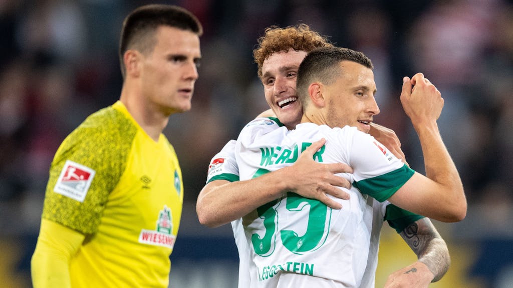 Werder Bremens Torhüter Michael Zetterer, Joshua Sargent und Maximilian Eggestein jubeln nach der Partie der 2. Bundesliga gegen Fortuna Düsseldorf.
