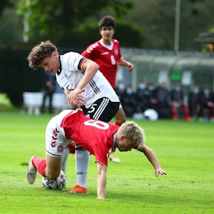 Julian Andreas Pauli im Duell mit dem Dänen Elias Hansborg-Sörensen bei einem U16-Länderspiel.