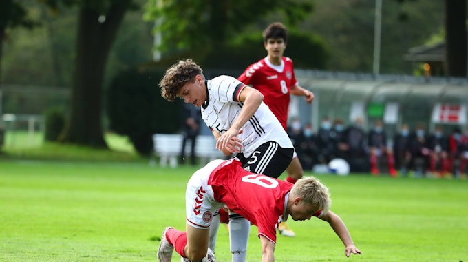 Julian Andreas Pauli im Duell mit dem Dänen Elias Hansborg-Sörensen bei einem U16-Länderspiel.