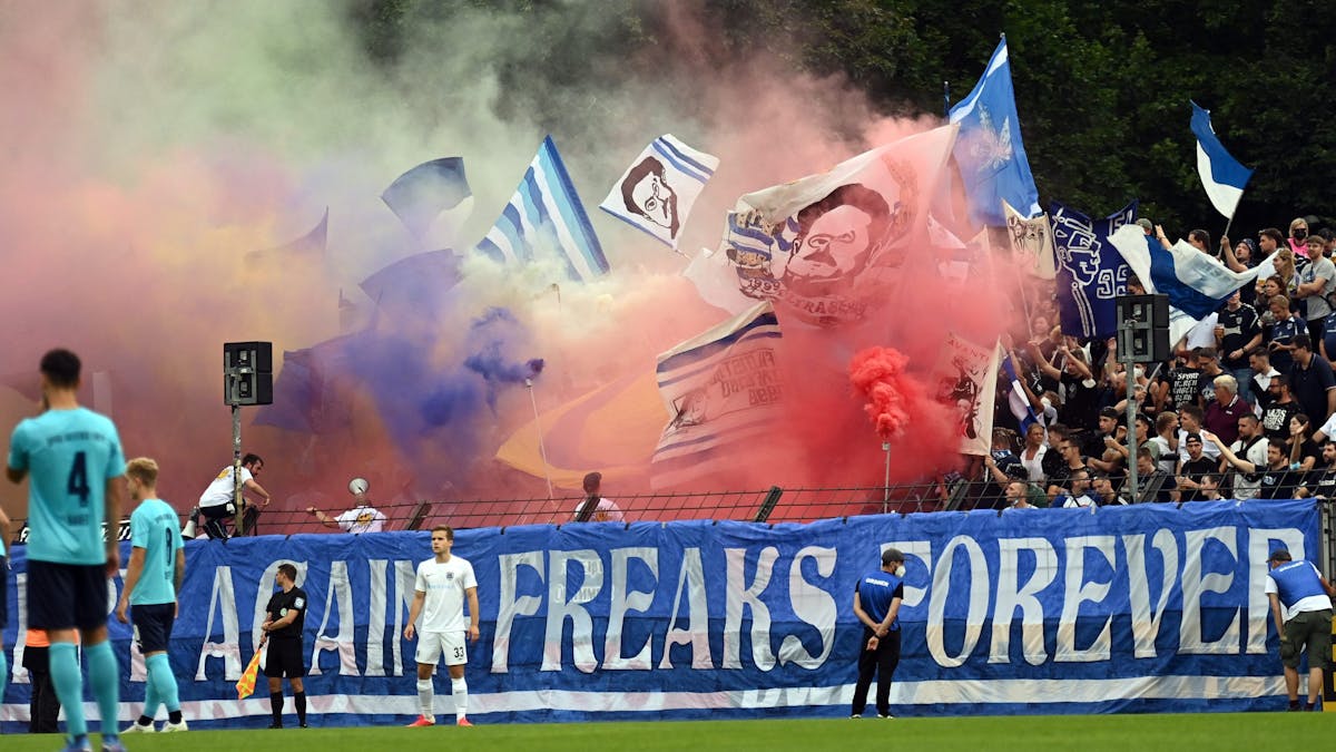 Fans des SV Babelsberg zündeten rund um das Pokalspiel gegen Greuther Fürth Pyrotechnik.