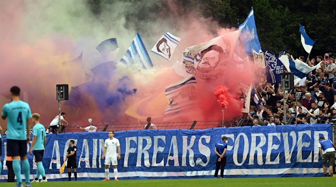Fans des SV Babelsberg zündeten rund um das Pokalspiel gegen Greuther Fürth Pyrotechnik.