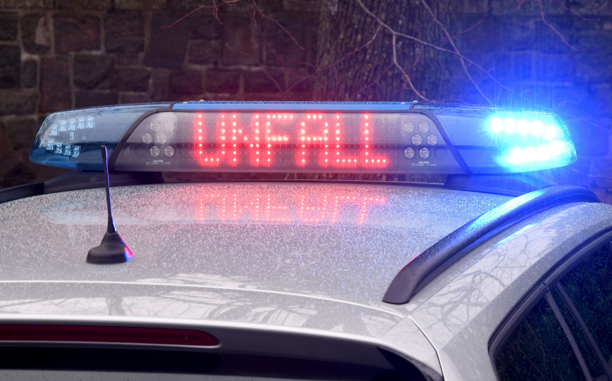 Vier verletzte bei einem Unfall in essen: Das Symbolbild zeigt ein Polizei-Blaulicht (Aufnahme stammt aus Kiel im jahr 2020).